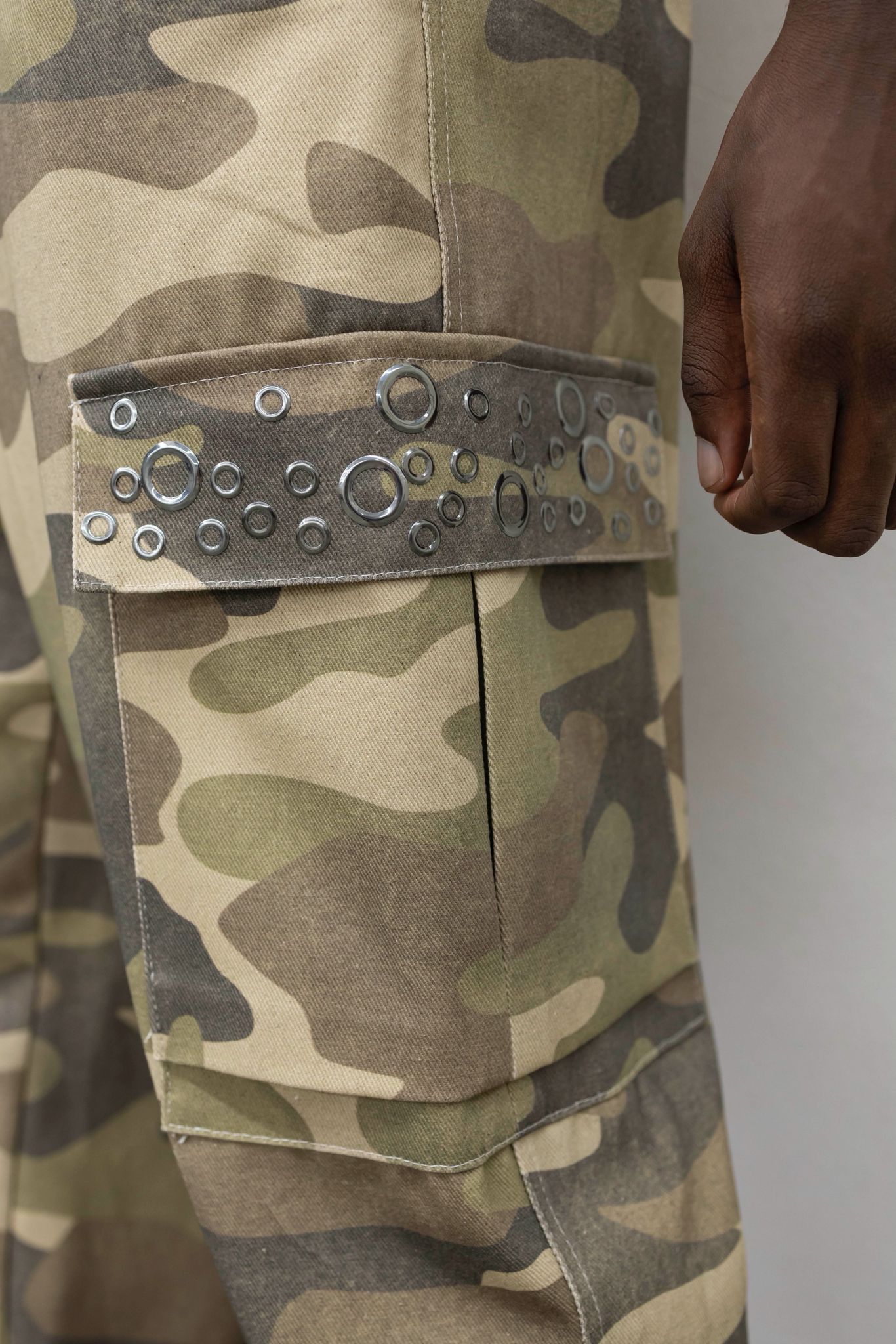 PRESENT - CARGO BORCHIE - CAMO